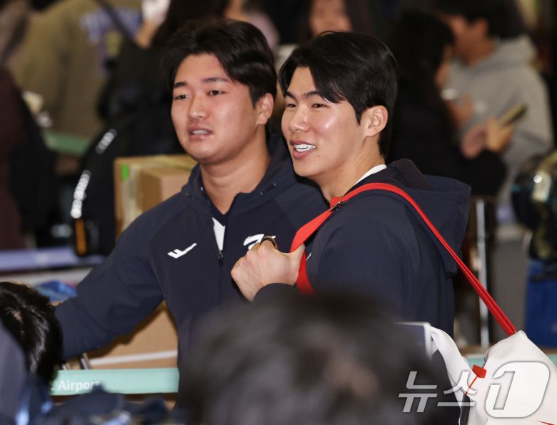 야구 국가대표팀 김혜성, 고우석이 9일 오전 인천국제공항 제1여객터미널에서 월드베이스볼클래식(WBC) 대비 1차 전지훈련을 위해 사이판으로 출국하고 있다. 2026.1.9/뉴스1 ⓒ News1 구윤성 기자