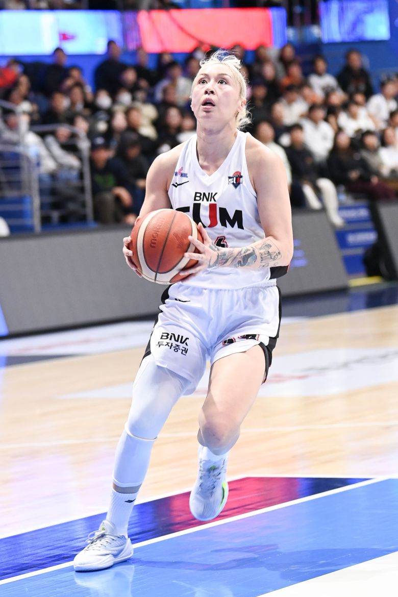 여자농구 BNK 김소니아가 10일 신한은행과 경기에서 드리블을 하고 있다.(WKBL 제공)