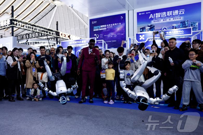 중국 유니트리 R1. FILE PHOTO: Internet Expo at the World Internet Conference in Wuzhen town ⓒ 로이터=뉴스1
