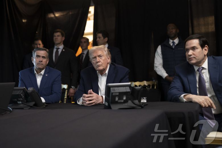 도널드 트럼프 미국 대통령이 3일(현지시간) 소셜미디어 '트루스소셜'에 게시한 사진. 플로리다 마러라고에서 마코 루비오 국무장관(사진 오른쪽), 존 랫클리프 미 중앙정보국(CIA) 국장 등과 함께 니콜라스 마두로 베네수엘라 대통령 체포 군사 작전을 실시간으로 지켜보고 있는 것으로 보인다.(도널드 트럼프 트루스소셜, 재판매 및 DB금지) 2026.1.3/뉴스1 ⓒ News1 류정민 특파원