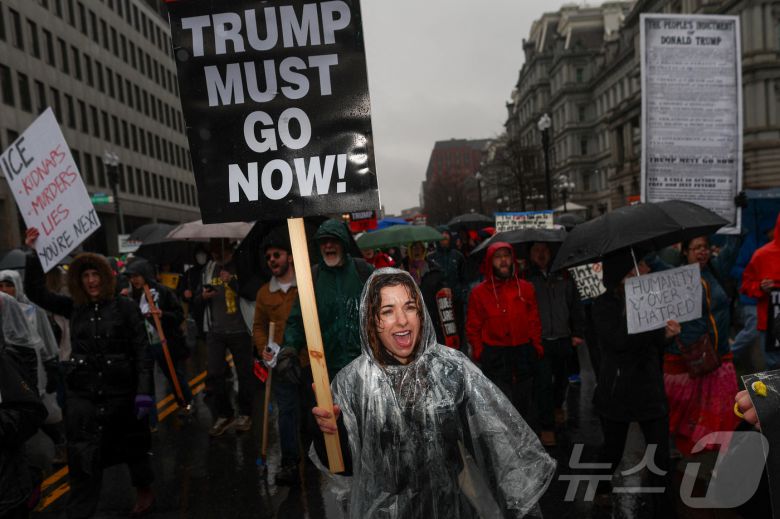 10일(현지시간) 미국 워싱턴DC에서 이만 당국의 불법 이민 단속과 최근 미네소타주 미니애폴리스에서 르네 니콜 굿(37)이 이민세관단속국(ICE) 요원의 총에 맞아 숨진 사건에 항의하는 시위가 열리고 있다. 2026.01.10 ⓒ 로이터=뉴스1 ⓒ News1 김지완 기자