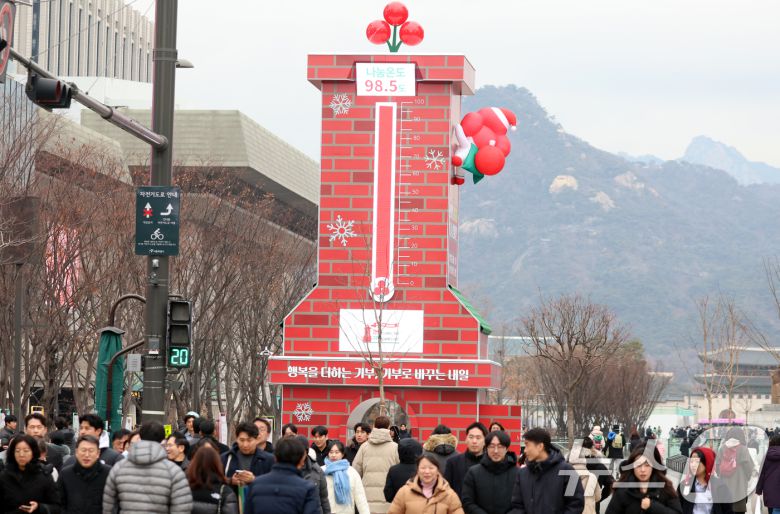 9일 오후 서울 광화문광장에 설치된 사랑의 온토탑이 100도를 바라보며 98.5도를 가리키고 있다. 2026.1.9/뉴스1 ⓒ News1 김명섭 기자