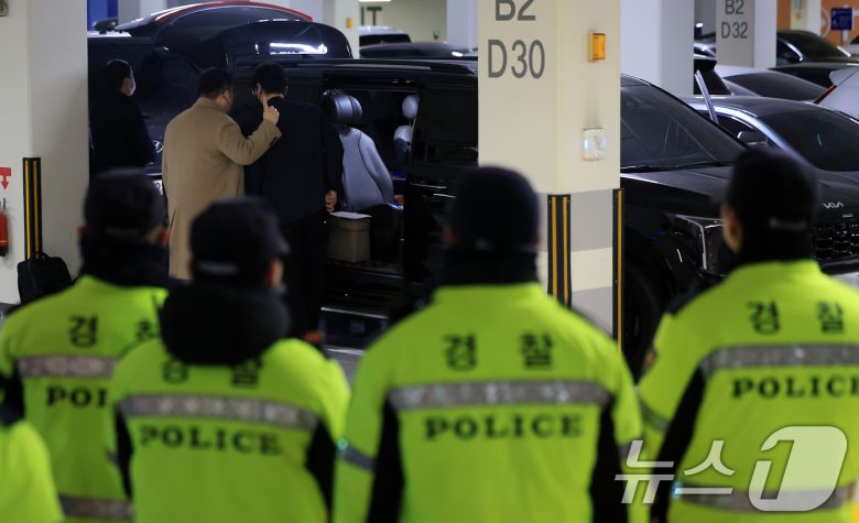 경찰 수사관들이 11일 서울 강서구 강선우 의원 자택에 주차된 강선우 의원실 차량을 압수수색 하고 있다. 2026.1.11/뉴스1 ⓒ News1 이호윤 기자