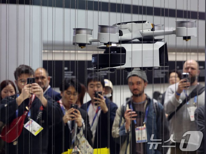 세계 최대 IT(정보기술)·가전 전시회 'CES 2026' 개막 이틀차인 7일(현지시간) 미국 네바다주 라스베이거스 베네치안엑스포 유레카관에서 모바 부스를 찾은 관람객들이 제품을 살펴보고 있다. 2026.1.8/뉴스1 ⓒ News1 황기선 기자