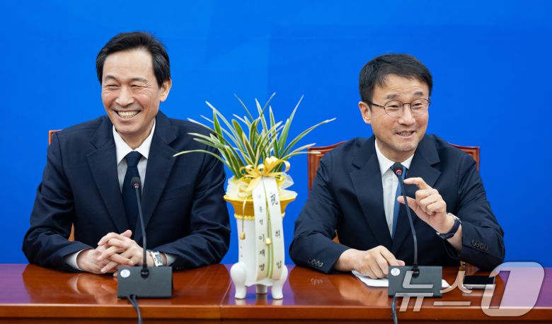 한병도 더불어민주당 신임 원내대표가 12일 서울 여의도 국회에서 우상호 청와대 정무수석을 접견하고 있다. 2026.1.12/뉴스1 ⓒ News1 유승관 기자