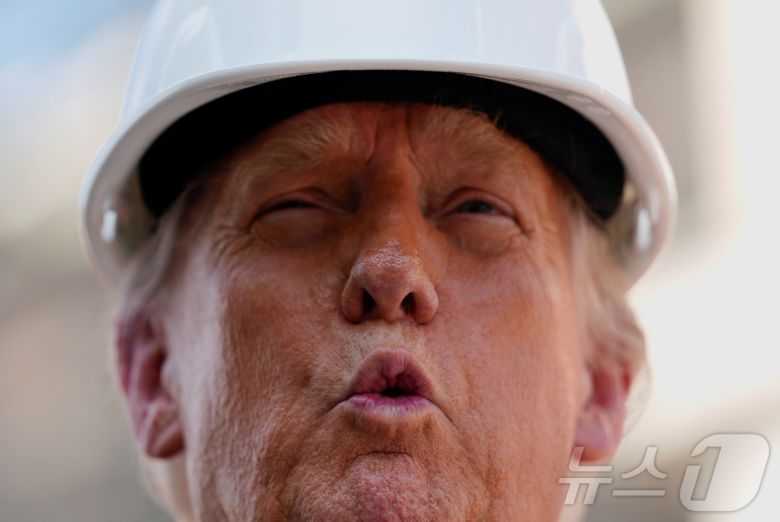 도널드 트럼프 미국 대통령이 24일 워싱턴 연방준비제도(연준) 청사를 방문해 기자들의 질문에 답하고 있다. 2025.7.24 ⓒ 로이터=뉴스1 ⓒ News1 강민경 기자