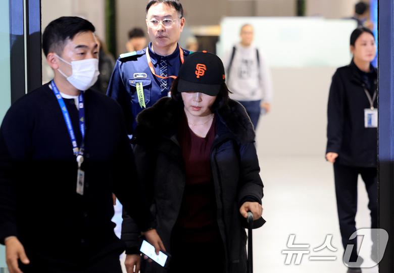 김경 서울시의원이 11일 인천국제공항 제1여객터미널을 통해 귀국하고 있다.  2026.1.11/뉴스1 ⓒ News1 이호윤 기자