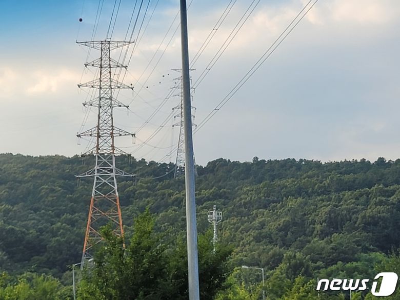 GH가 이설을 추진하고 있는 수원 광교택지구 내 아파트 인근 송전 철탑 모습. ⓒ News1 김평석 기자