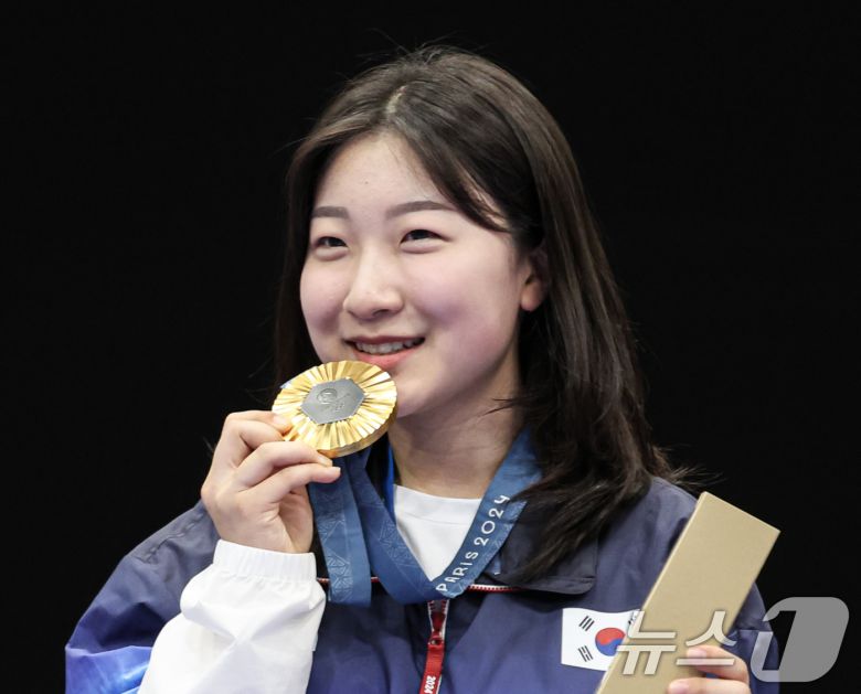 대한민국 사격 대표팀 반효진이 29일(한국시간) 프랑스 샤토루 슈팅 센터에서 열린 2024 파리올림픽 사격 공기소총 10m 여자 시상식에서 금메달을 들고 포즈를 취하고 있다. (자료사진) 2024.7.29/뉴스1