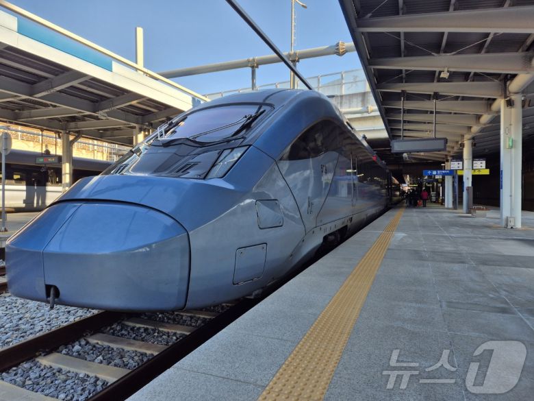 지난해 12월 30일 오전 강원 강릉역 승강장에서 동해선 KTX-이음 부전행 첫 열차가 출발을 앞두고 정차해 있다.(뉴스1 DB)ⓒ News1 윤왕근 기자