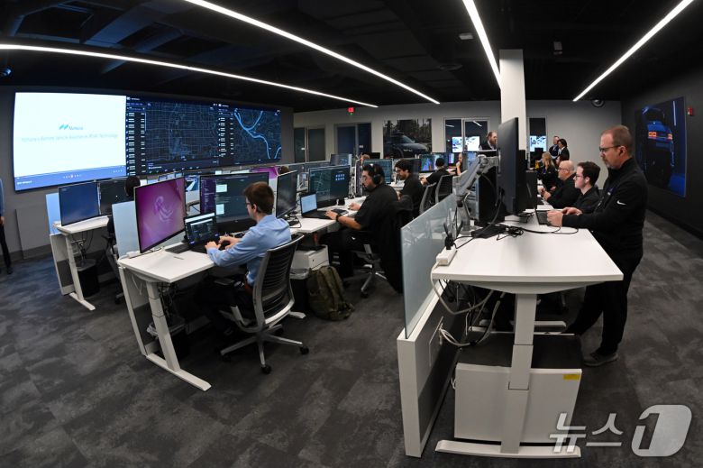 8일(현지시간) 미국 네바다주 라스베이거스 모셔널테크니컬센터에서 직원들이 현대차그룹과 모셔널과 함께 개발한 아이오닉 5 기반 '로보택시'의 자율주행 데이터 관리를 하고 있다.2026.1.12/뉴스1