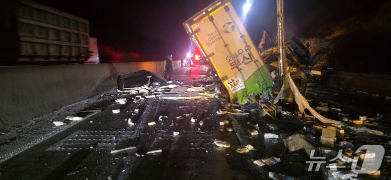 서산영덕고속도로 사고 현장.(독자 송영훈 씨 제공. 재판매 및 DB금지)/뉴스1