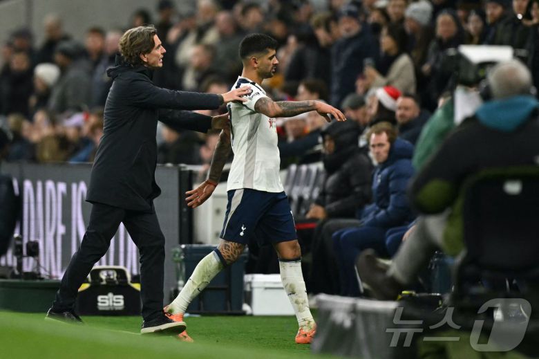 토마스 프랭크 토트넘 감독과 크리스티안 로메로. ⓒ AFP=뉴스1