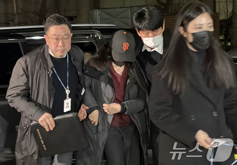 '공천 헌금' 의혹을 받는 김경 서울시의원이 11일 오후 서울 마포구 서울경찰청 광역수사단 공공범죄수사대로 출석하고 있다. 2022년 지방선거 국면에서 강선우 더불어민주당 의원에게 ‘공천 헌금’ 1억원을 건넨 혐의를 받는 김 의원은 이날 경찰 수사가 본격화한 시점에 미국으로 출국하며 도피 의혹을 낳은 지 11일 만에 자진 귀국했다. 2026.1.11/뉴스1 ⓒ News1 한수현 기자