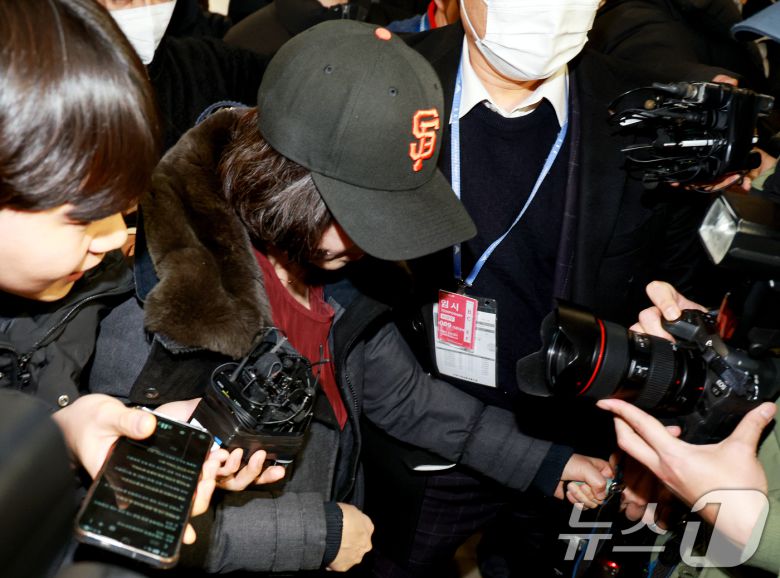 김경 서울시의원이 11일 인천국제공항 제1여객터미널을 통해 귀국하고 있다. 2026.1.11/뉴스1 ⓒ News1 이호윤 기자