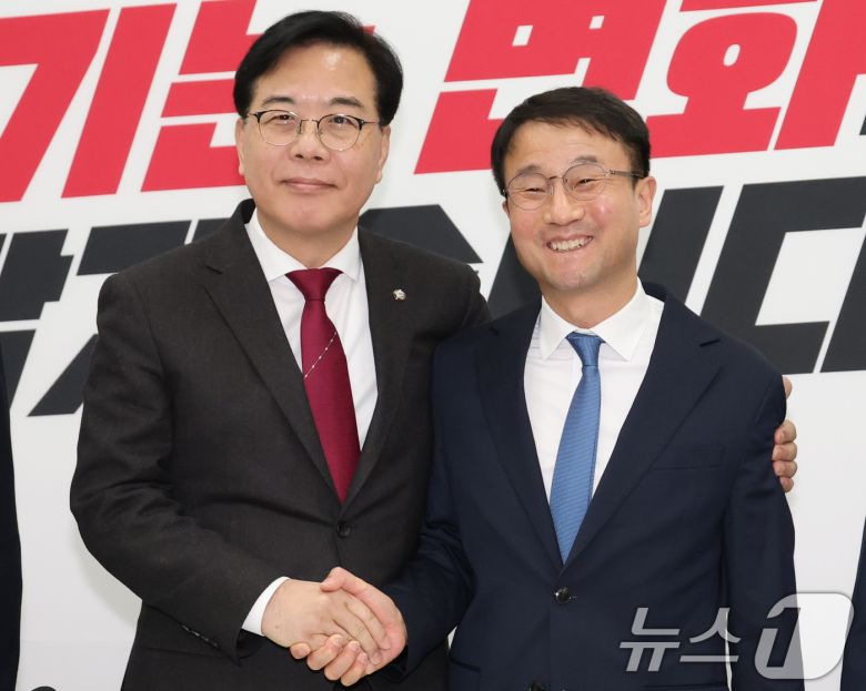한병도 더불어민주당 신임 원내대표(오른쪽)가 12일 서울 여의도 국회에서 송언석 국민의힘 원내대표와 만나 기념촬영을 하고 있다. (공동취재) 2026.1.12/뉴스1 ⓒ News1 유승관 기자
