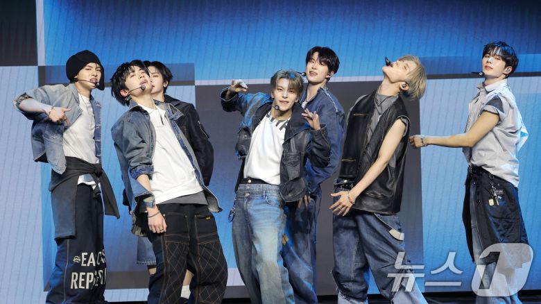 그룹 알파드라이브원(ALD1)의 이 12일 서울 용산구 블루스퀘어 SOL트래블홀에서 열린 미니 1집 'EUPHORIA'(유포리아) 발매 쇼케이스에서 타이틀 곡 ‘FREAK ALARM’(프릭 알람) 퍼포먼스를 선보이고 있다. 2026.1.12/뉴스1 ⓒ News1 권현진 기자