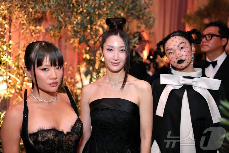 11일(현지시각) 미국 캘리포니아주 베벌리힐스 베벌리힐턴 호텔에서 열린 제83회 골든글로브 시상식에 참석한 넷플릭스 애니메이션 영화 ‘케이팝 데몬 헌터스’ 걸그룹 ‘헌트릭스’의 노래 연기를 맡은 레이 아미(왼쪽부터), 이재, 오드리 누나가 레드카펫에서 포즈를 취하고 있다. '케이팝 데몬 헌터스'의 골든은 이번 시상식에서 주제가상을 수상했다. ⓒ AFP=뉴스1 ⓒ News1 박세연 기자