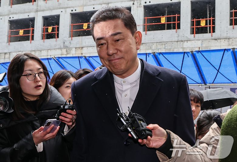 김병기 더불어민주당 전 원내대표가 12일 서울 여의도 민주당사에서 열리는 윤리심판원 회의에 출석하고 있다. 2026.1.12/뉴스1 ⓒ News1 김도우 기자