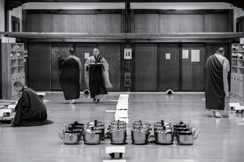 발우공양 준비하는 모습 (한국불교문화사업단 제공)