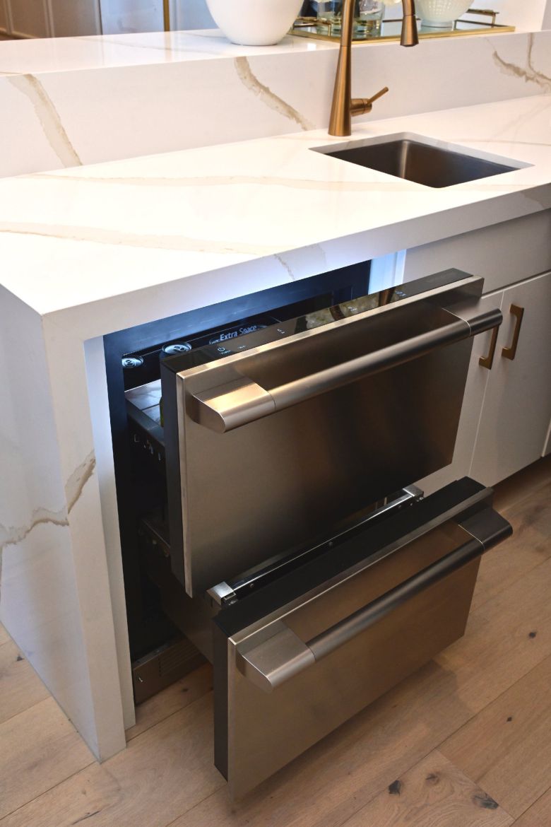 LG전자 초프리미엄 빌트인 가전 'SKS'의 모델하우스에 아일랜드 냉장/냉동고가 설치된 모습. 이 제품은 서랍 별로 -23℃부터 10℃까지 온도를 조절해 필요에 따라 냉장고와 냉동고로 바꿔가며 사용할 수 있다.(LG전자 제공)