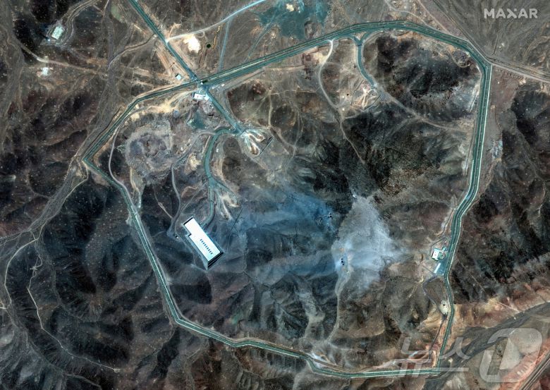민간 위성업체 막사 테크놀로지가 22일(현지시간) 촬영한 이란 포르도 핵시설 전경. 왼쪽 중하단 미국의 벙커버스터 폭탄이 투하된 지점으로 추정되는 위치에 구멍 6개와 잔해가 보인다. 2025.06.22. ⓒ 로이터=뉴스1 ⓒ News1 이지예 객원기자