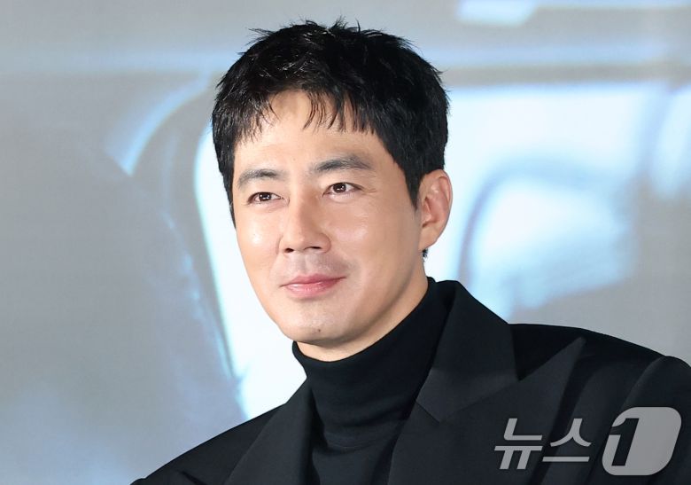 배우 조인성이 12일 서울 광진구 롯데시네마 건대입구에서 열린 영화 '휴민트‘(감독 류승완) 제작보고회에 참석해 미소를 짓고 있다. '휴민트'는 비밀도, 진실도 차가운 얼음 바다에 수장되는 블라디보스토크에서 서로 다른 목적을 가진 이들이 격돌하는 이야기를 그린 작품이다. 2026.1.12/뉴스1 ⓒ News1 권현진 기자