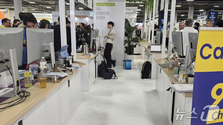 CES 2026 유레카파크에 마련된 일본 스타트업 국가전시관의 모습. 참가 기업 관계자들이 짐을 놓는 부스 뒷편에도 의자는 찾아볼 수 없었다. 2026.1.8 ⓒ뉴스1 이정후 기자