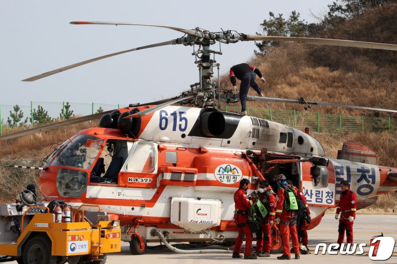 산림청 산림항공본부 울진산림항공소에 배치된 대형헬기 KA-32와 산림청 공중진화대 모습 (뉴스1 자료, 재판매 및 DB금지) ⓒ News1 최창호 기자