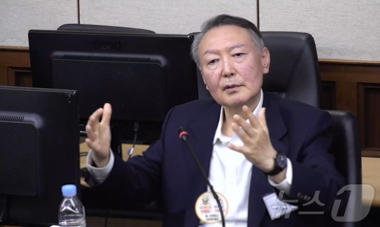 고위공직자범죄수사처(공수처) 체포영장 집행 방해 및 국무위원 심의권 침해로 재판에 넘겨진 윤석열 전 대통령이 26일 서울 서초구 중앙지방법원에서 열린 1심 결심 공판에서 최후 진술을 하고 있다. (중앙지법 제공. 재판매 및 DB 금지) 2025.12.26/뉴스1