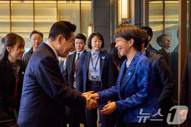 이재명 대통령이 13일 일본 나라현 회담장에서 열린 확대 회담에 앞서 마중 나온 다카이치 사나에 일본 총리와 악수하고 있다. (공동취재) 2026.1.13/뉴스1 ⓒ News1 이재명 기자