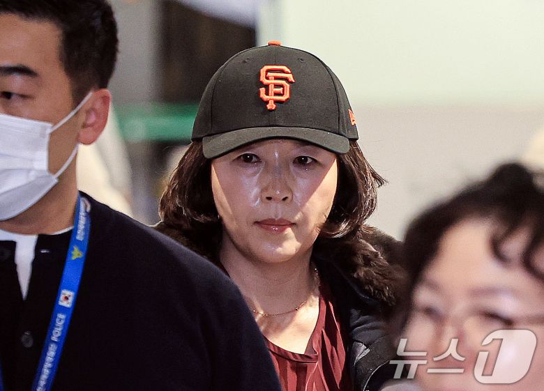 김경 서울시의원이 지난 11일 인천국제공항 제1여객터미널을 통해 귀국하고 있다. 김 의원은 과거 2022년 지방선거 당시 더불어민주당 소속이던 강선우 의원에게 공천헌금 1억원을 전달한 의혹을 받고 있다. 2026.1.11/뉴스1 ⓒ News1 이호윤 기자