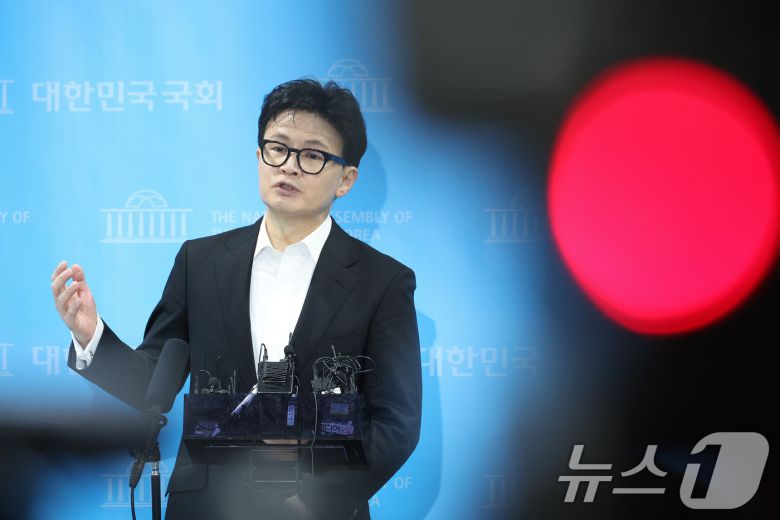 한동훈 전 국민의힘 대표가 14일 서울 여의도 국회 소통관에서 당 윤리위원회 제명 결정과 관련해 입장을 밝히고 있다. ⓒ News1 신웅수 기자