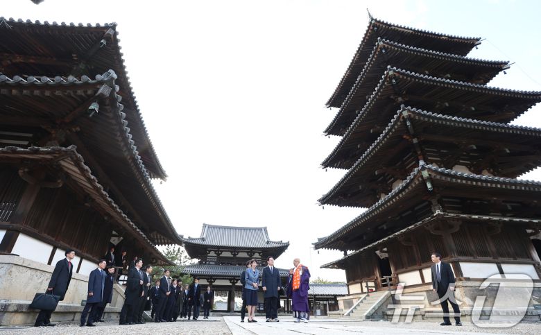 이재명 대통령과 다카이치 사나에 일본 총리가 14일 일본 나라현 호류지를 방문해 후루야 쇼우카쿠 호류지 관장의 설명을 듣고 있다. 2026.1.14/뉴스1 ⓒ News1 이재명 기자