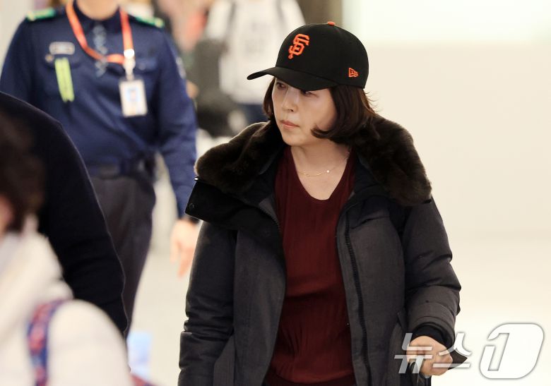 김경 서울시의원이 지난 11일 인천국제공항 제1여객터미널을 통해 귀국하고 있다. 김 의원은 과거 2022년 지방선거 당시 더불어민주당 소속이던 강선우 의원에게 공천헌금 1억 원을 전달한 의혹을 받고 있다. 2026.1.11/뉴스1 ⓒ News1 이호윤 기자