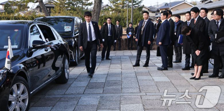 다카이치 사나에 일본 총리가 14일 일본 나라현 호류지(법륭사)에서 열린 한일 친교 행사를 마친 뒤 떠나는 이재명 대통령에게 인사하고 있다. 2026.1.14/뉴스1 ⓒ News1 이재명 기자