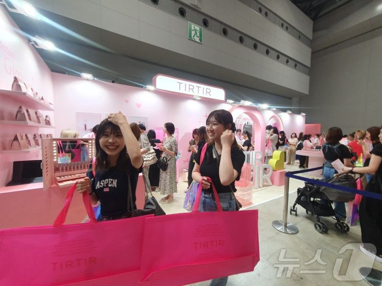도쿄 빅사이트에서 열린 큐텐재팬(Qoo10.jp)의 뷰티 전문 오프라인 행사 '메가 코스메 랜드 2024'(MEGA COSME LAND 2024)에서 스즈키 아야카(21) 씨와 나이토 이즈미(21) 씨가 취재진의 인터뷰에 답하고 있다. 2024.7.13/뉴스1 ⓒ News1 김명신 기자