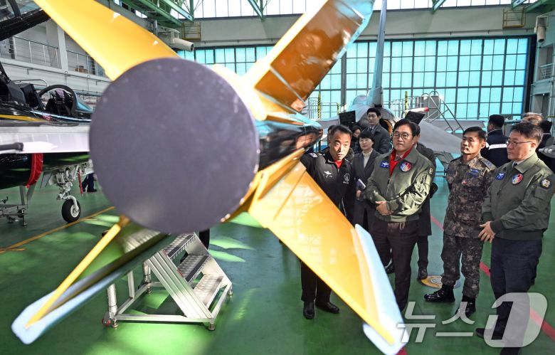 우원식 국회의장이 14일 강원도 원주시 제8전투비행단을 위문 방문, 특수비행팀 블랙이글스의 T-50B를 살펴보고 있다. 2026.1.14/뉴스1 ⓒ News1 국회사진기자단