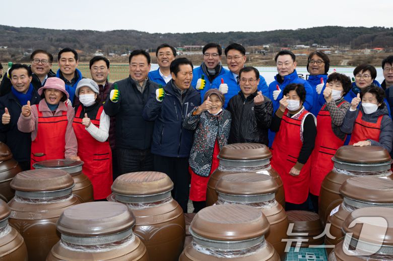 정청래 더불어민주당 대표와 지도부가 14일 충남 당진시 백석올미마을기업을 방문해 마을기업 관계자들과 기념 촬영을 하고 있다. 2026.1.14/뉴스1 ⓒ News1 유승관 기자