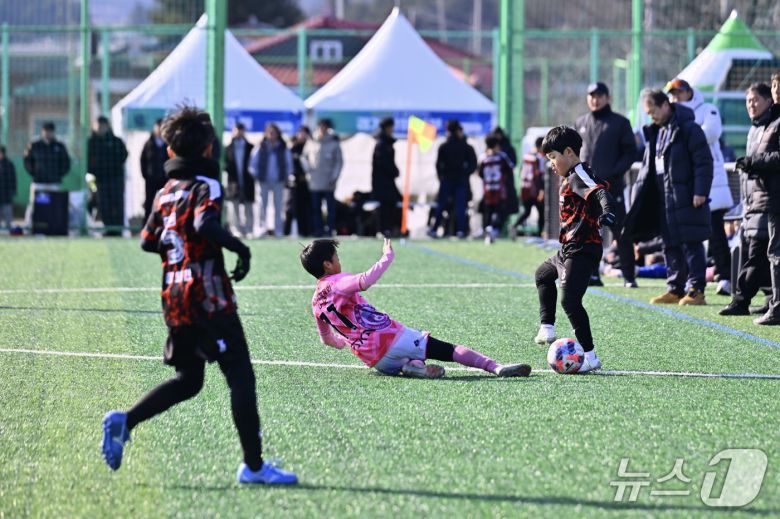 지난해 14일 개막한 강원 속초 설악배 전국 초등 축구리그 경기.(속초시 제공, 재판매 및 DB 금지) 2026.1.14/뉴스1