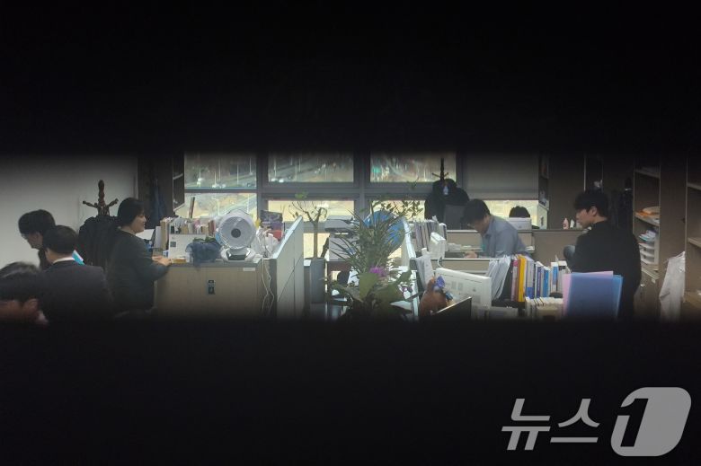 서울경찰청 광역수사단 공공범죄수사대가 14일 서울 여의도 국회 의원회관 김병기 의원실을 압수수색 하고 있다. 2026.1.14/뉴스1 ⓒ News1 신웅수 기자