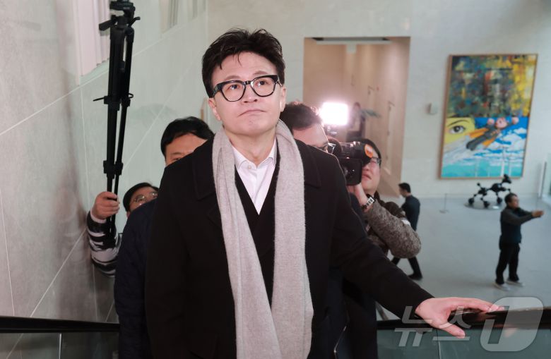 한동훈 국민의힘 전 대표가 14일 당 윤리위원회가 본인을 제명 결정한 것과 관련해 입장을 밝히기 위해 국회 소통관으로 향하고 있다. (공동취재) 2026.1.14/뉴스1 ⓒ News1 신웅수 기자