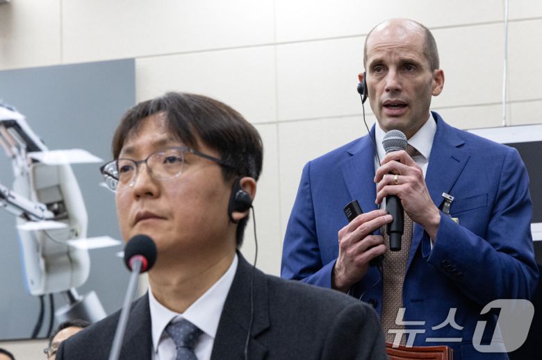 해롤드 로저스 쿠팡 대표이사가 31일 서울 여의도 국회에서 열린 제430회국회(임시회) 쿠팡 침해사고 및 개인정보 유출, 불공정 거래, 노동환경 실태 파악과 재발방지 대책 마련을 위한 연석 청문회에 출석해 의원 질의에 답변하고 있다. 2025.12.31/뉴스1 ⓒ News1 이승배 기자