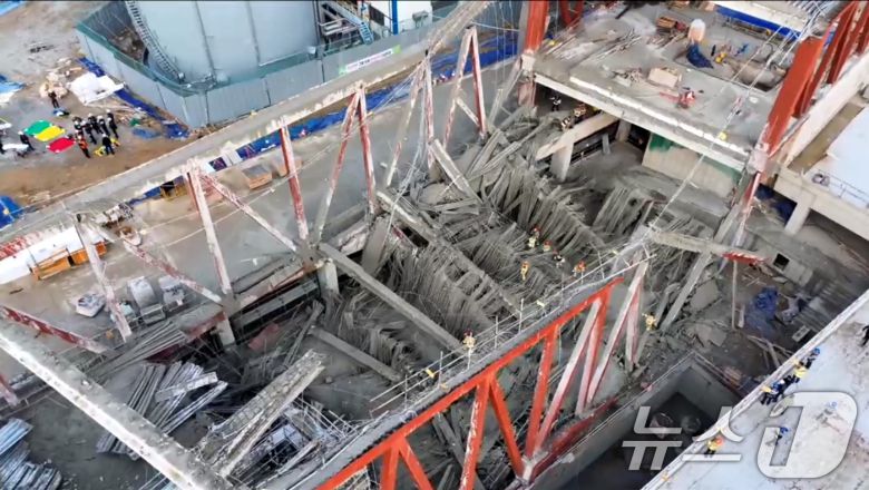 11일 오후 1시 58분쯤 광주 서구 치평동(상무지구)의 광주대표도서관 공사 현장에서 레미콘 타설 중 붕괴 사고가 발생해 4명이 매몰됐다. 사진은 사고현장 모습. (소방청 제공. 재판매 및 DB금지) 2025.12.11/뉴스1