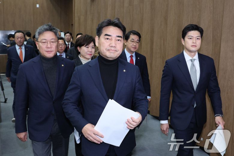 이성권 의원을 비롯한 국민의힘 초·재선 의원들이 3일 서울 여의도 국회 소통관에서 가진 비상계엄 1년 성찰과 반성 기자회견에 참석하고 있다. 2025.12.3/뉴스1 ⓒ News1 신웅수 기자