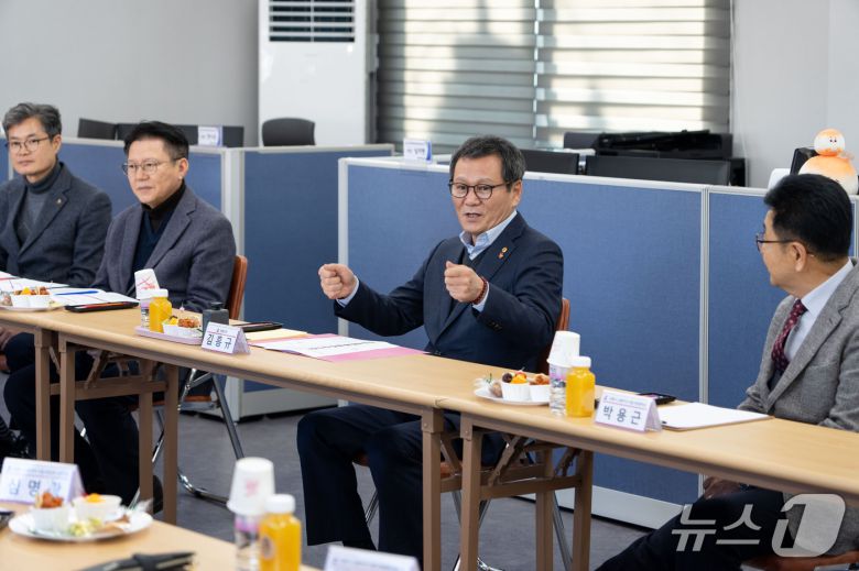 김홍규 강원 강릉시장이 지나 13일 교통약자지원센터를 방문해, 관계자들을 격려하고 있다.(강릉시 제공, 재판매 및 DB 금지) 2026.1.14/뉴스1