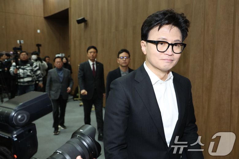 한동훈 전 국민의힘 대표가 14일 서울 여의도 국회 소통관에서 당 윤리위원회 제명 결정과 관련한 기자회견에 참석하고 있다. 2026.1.14/뉴스1 ⓒ News1 신웅수 기자