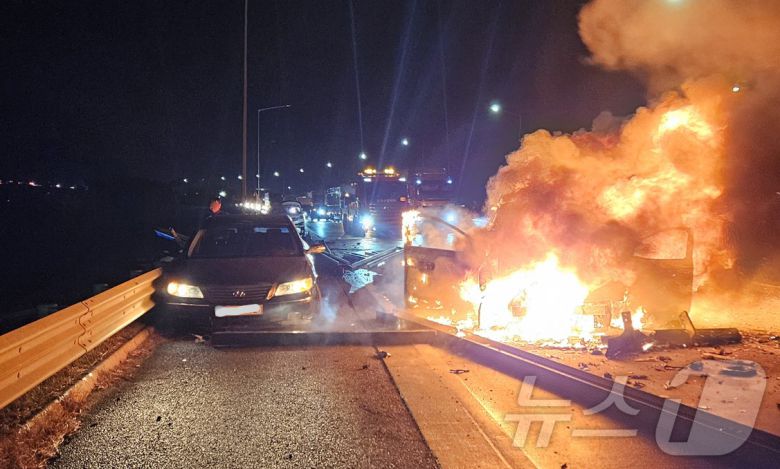 10일 서산영덕고속도로 경북 구간에서 다중 추돌 사고가 발생해 5명이 숨지고 8명이 다쳤다. 사진은 추돌 사고로 승용차가 불에 타고 있는 모습.(경북소방본부 제공. 재판매 및 DB금지) 2026.1.10/뉴스1 ⓒ News1 이성덕 기자