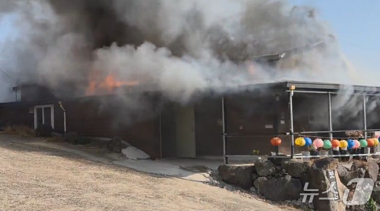 14일 오후 서귀포시 동홍동 소재 사찰에서 발생한 화재 현장.(제주도소방안전본부 제공. 재판매 및 DB 금지)