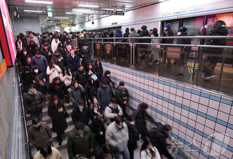 서울 시내버스 총파업 이틀 째인 14일 서울 중구 충무로역이 출근길 시민들로 붐비고 있다. 2026.1.14/뉴스1 ⓒ News1 김성진 기자